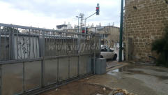  بالصور: أحد المحسنين يتكفل بتركيب بوابة كهربائية لمقبرة "طاسو" في مدينة يافا 